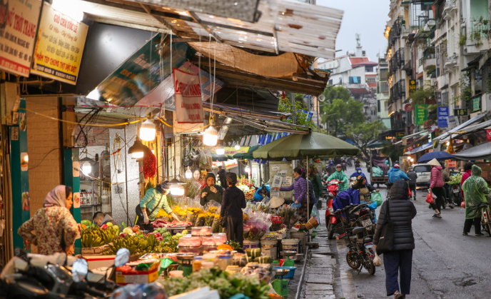 Hình ảnh minh họa hoạt động mua bán tại chợ truyền thống