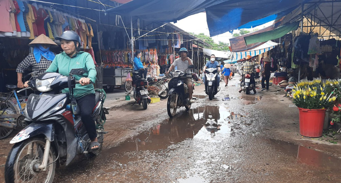 Bên trong chợ Phú Bình tồn đọng rác thải gây ô nhiễm môi trường và ảnh hưởng hoạt động buôn bán