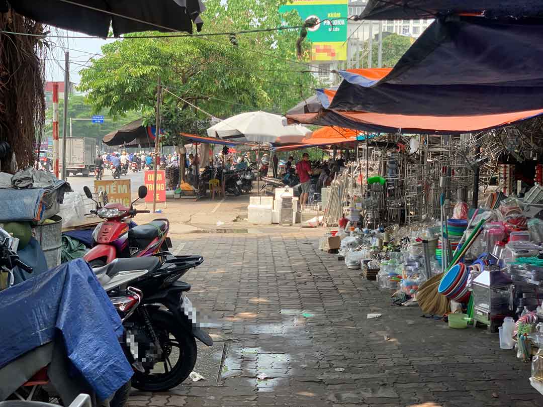 Cảnh buôn bán bên ngoài chợ Ngã Tư Sở trong bối cảnh chợ Hà Nội xuống cấp