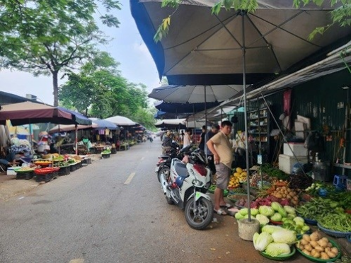 chợ cóc Hà Nội tồn tại tại khu dân cư người dân buôn bán trên vỉa hè