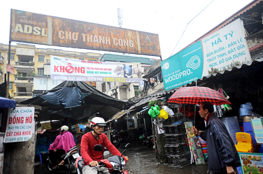 Cổng vào chợ Thành Công xuống cấp, khu vực buôn bán đông đúc