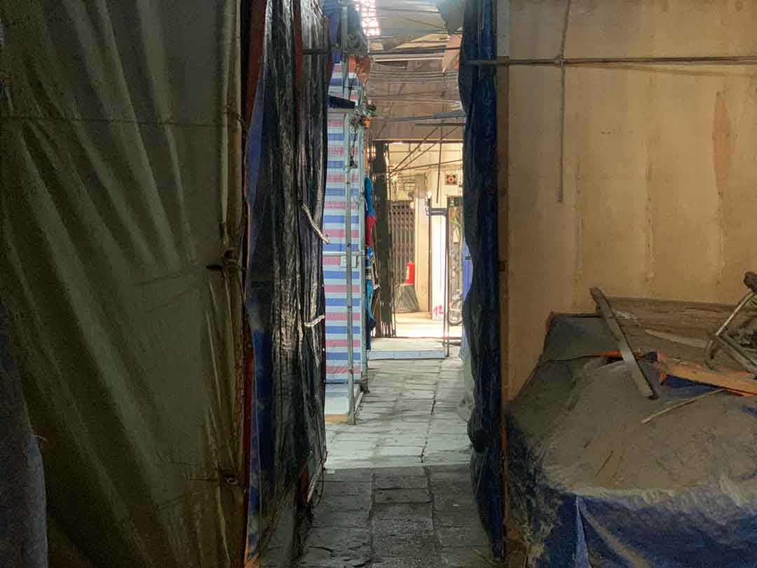 Hàng dài ki-ốt đóng cửa tại chợ Ngã Tư Sở khi chợ Hà Nội xuống cấp