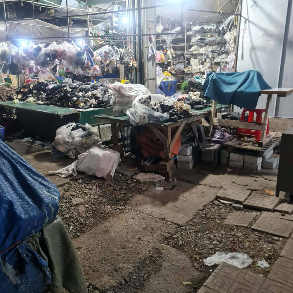 Hàng hóa bày bán lộn xộn tại chợ Phò Trạch Huế, nền chợ xuống cấp, mất vệ sinh trong khu chợ dân sinh