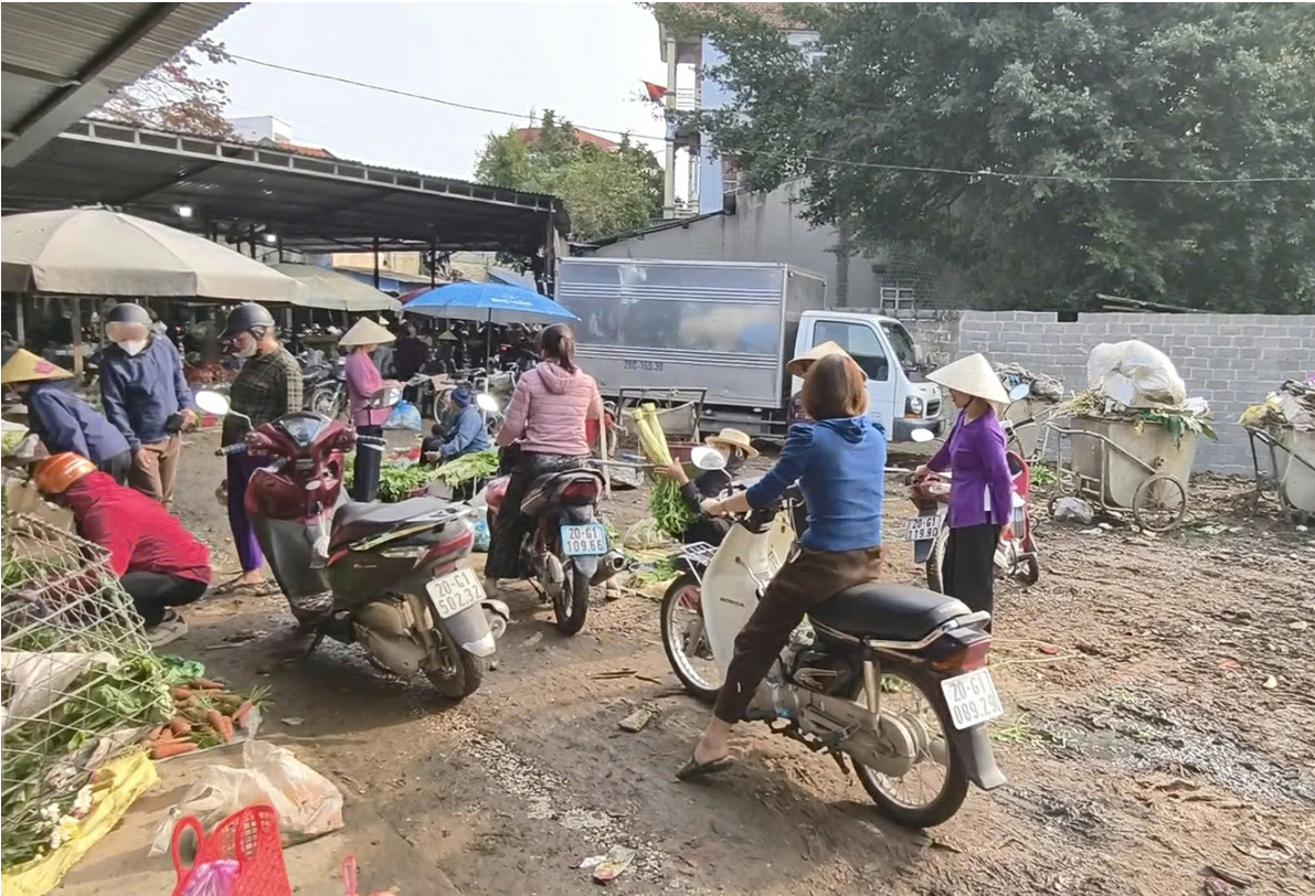 Khu vực tập kết rác thải sát khu bán hàng tại chợ Cầu Phú Bình gây ô nhiễm môi trường