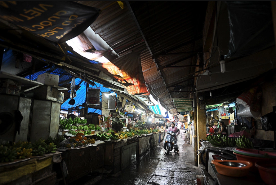Lối đi chợ Thành Công ẩm ướt, mái tôn thủng, tiểu thương buôn bán trong điều kiện xuống cấp