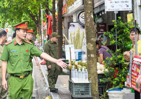 lực lượng chức năng Hà Nội xử lý chợ cóc lấn chiếm vỉa hè tại phường Vĩnh Tuy