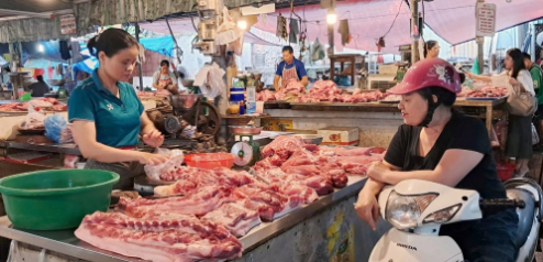 người tiêu dùng mua thực phẩm tại chợ truyền thống Hà Nội khu bán thịt tươi sống