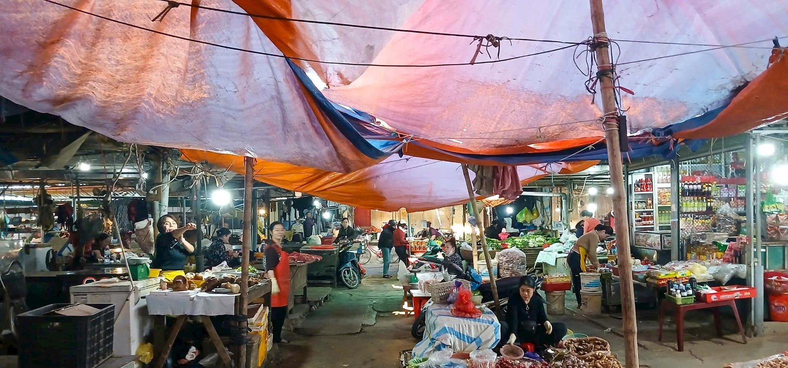 Chợ Hưng Dũng Nghệ An mái che sập sệ tiểu thương dùng bạt che tạm buôn bán