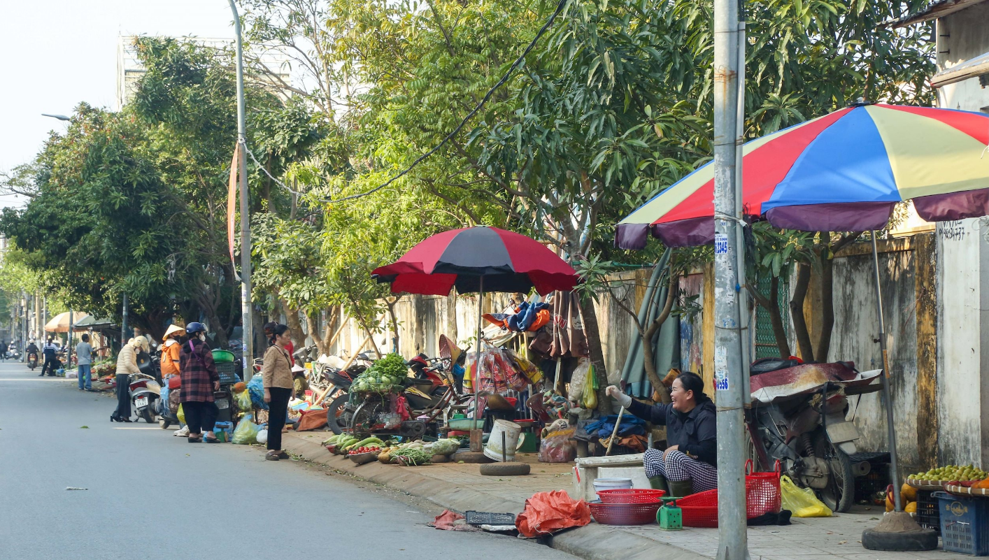 Tiểu thương bày bán hàng hóa trên vỉa hè gây mất trật tự đô thị