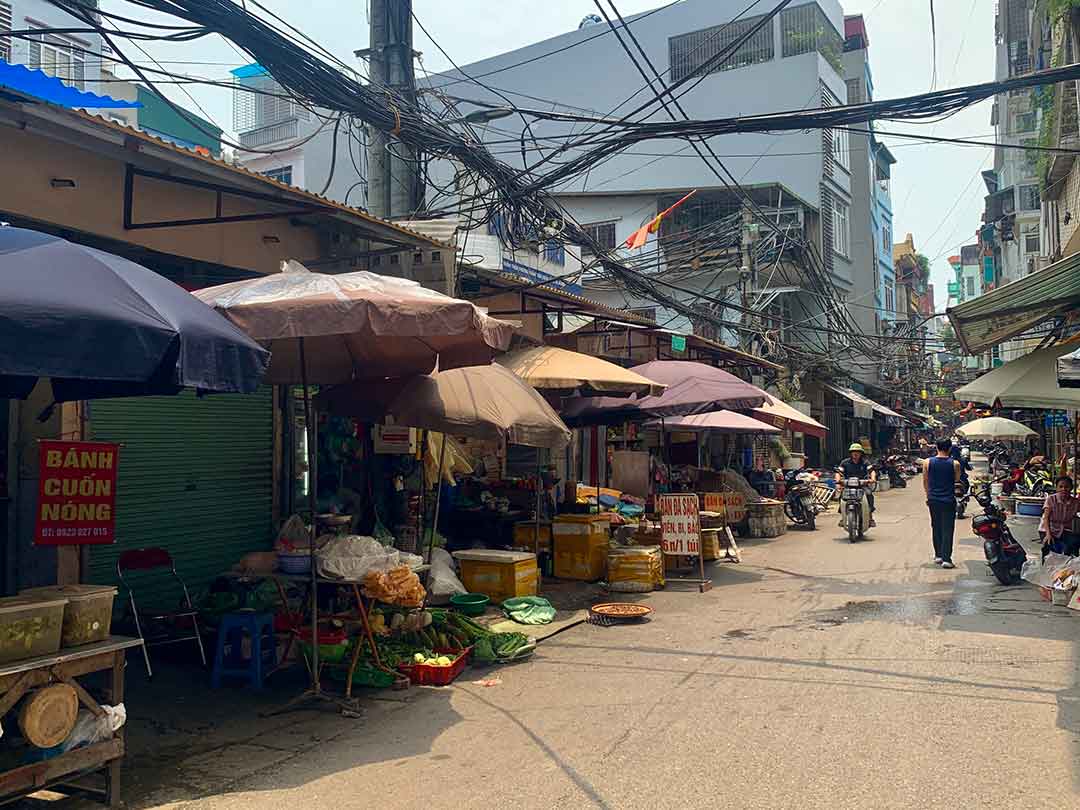 Tiểu thương bán hàng phía ngoài chợ Khâm Thiên khi chợ Hà Nội xuống cấp