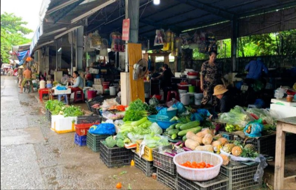 Hoạt động mua bán tại chợ Thủy Tú Đà Nẵng với tiểu thương vẫn bám chợ cũ thay vì chuyển sang chợ mới