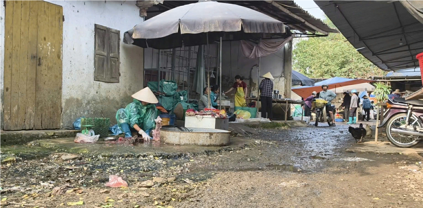 Chợ Cầu Phú Bình xuống cấp với rác thải tồn đọng gây ô nhiễm môi trường