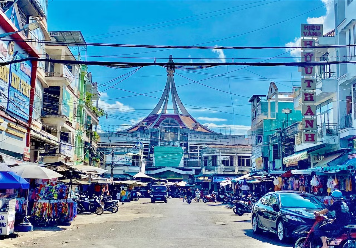 Trung tâm thương mại Pleiku nhìn từ đường Nguyễn Thiện Thuật xuống cấp sau gần 30 năm hoạt động